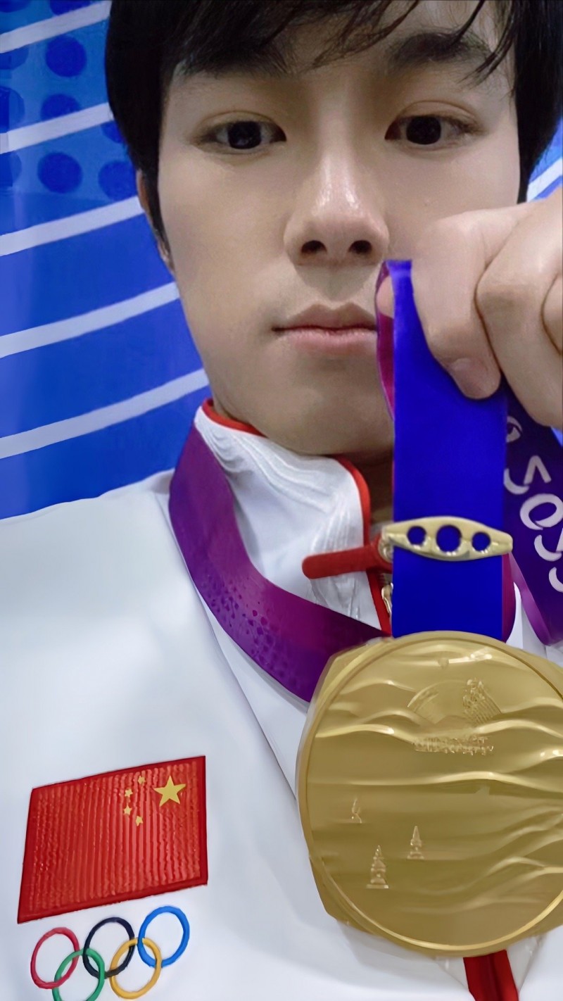金牌辅助！广州TTG分享选手照片：阿豆正在炫耀他的亚运金牌！