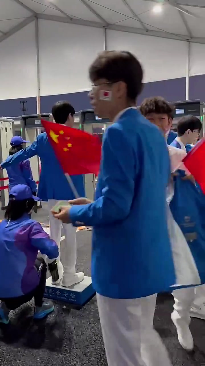 网友分享视频：《英雄联盟》项目中国代表队选手Knight正在过安检