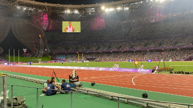 柬埔寨选手参加万米决赛被套三圈 全场观众为其加油