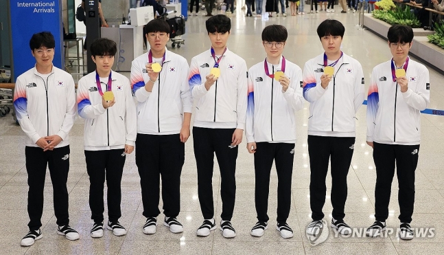 韩媒：刚夺得金牌的英雄联盟韩国代表队选手已抵达韩国