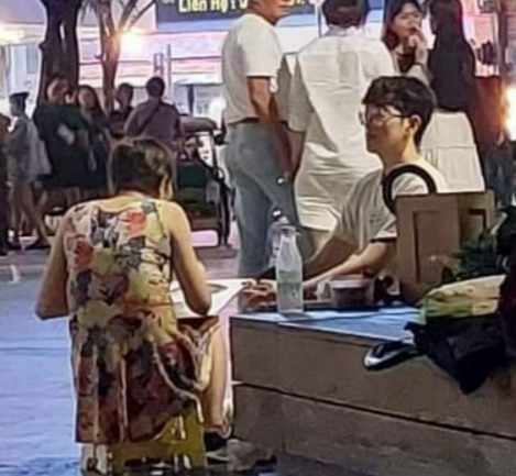没有为败诉伤心！越南粉丝在胡志明市偶遇Scout：当时正在画肖像照