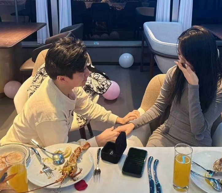恭喜！xinyi浪漫晚餐中向女友求婚 成功求婚！