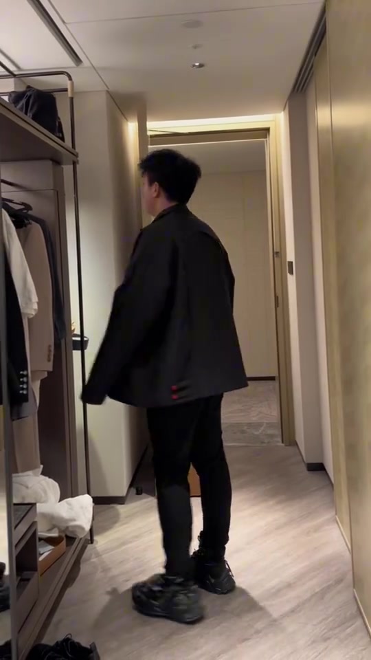 BLG工作人员分享Bin身穿新衣服视频：黑发王子新皮肤来噜