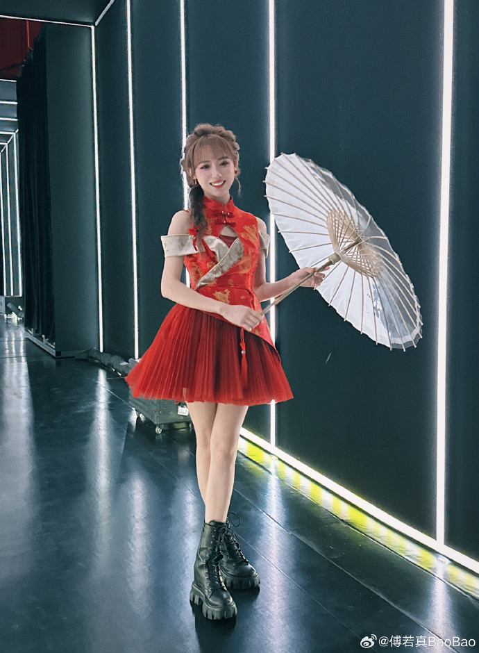 LPL主持人BaoBao晒照并送新年祝福 一袭红裙，喜气洋洋