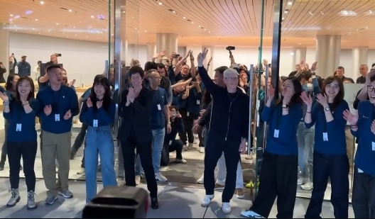 苹果上海静安 Apple Store 零售店正式开业，库克亲临现场揭幕