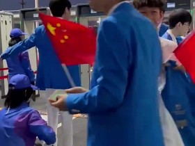 【蜗牛电竞】网友分享视频：《英雄联盟》项目中国代表队选手Knight正在过安检