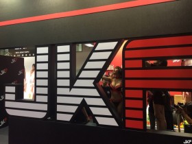 【蜗牛电竞】【JKF X 2016 Adult Expo】南梨央奈也來JKF獻簽名　大紅兔女郎裝好亮眼