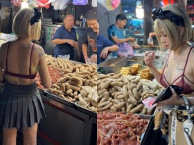 【蜗牛电竞】傳統市場驚見巨乳妹只穿內衣採買烤肉食材　老闆不知道該看哪