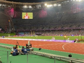【蜗牛电竞】柬埔寨选手参加万米决赛被套三圈 全场观众为其加油