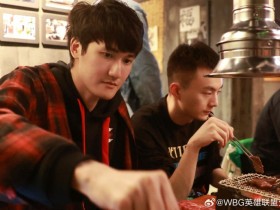 【蜗牛电竞】WBG分享选手们一起吃韩国烤肉：下完训练赛的哥几个吃和牛