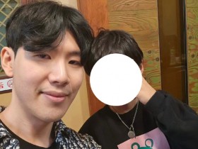 【蜗牛电竞】又是中分😂韩国网友分享与Theshy合照：剪了头发的shy哥