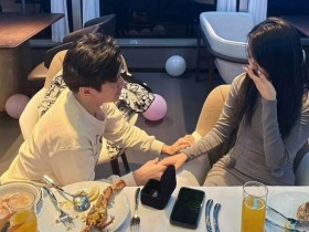 【蜗牛电竞】恭喜！xinyi浪漫晚餐中向女友求婚 成功求婚！