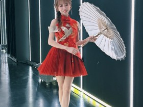【蜗牛电竞】LPL主持人BaoBao晒照并送新年祝福 一袭红裙，喜气洋洋